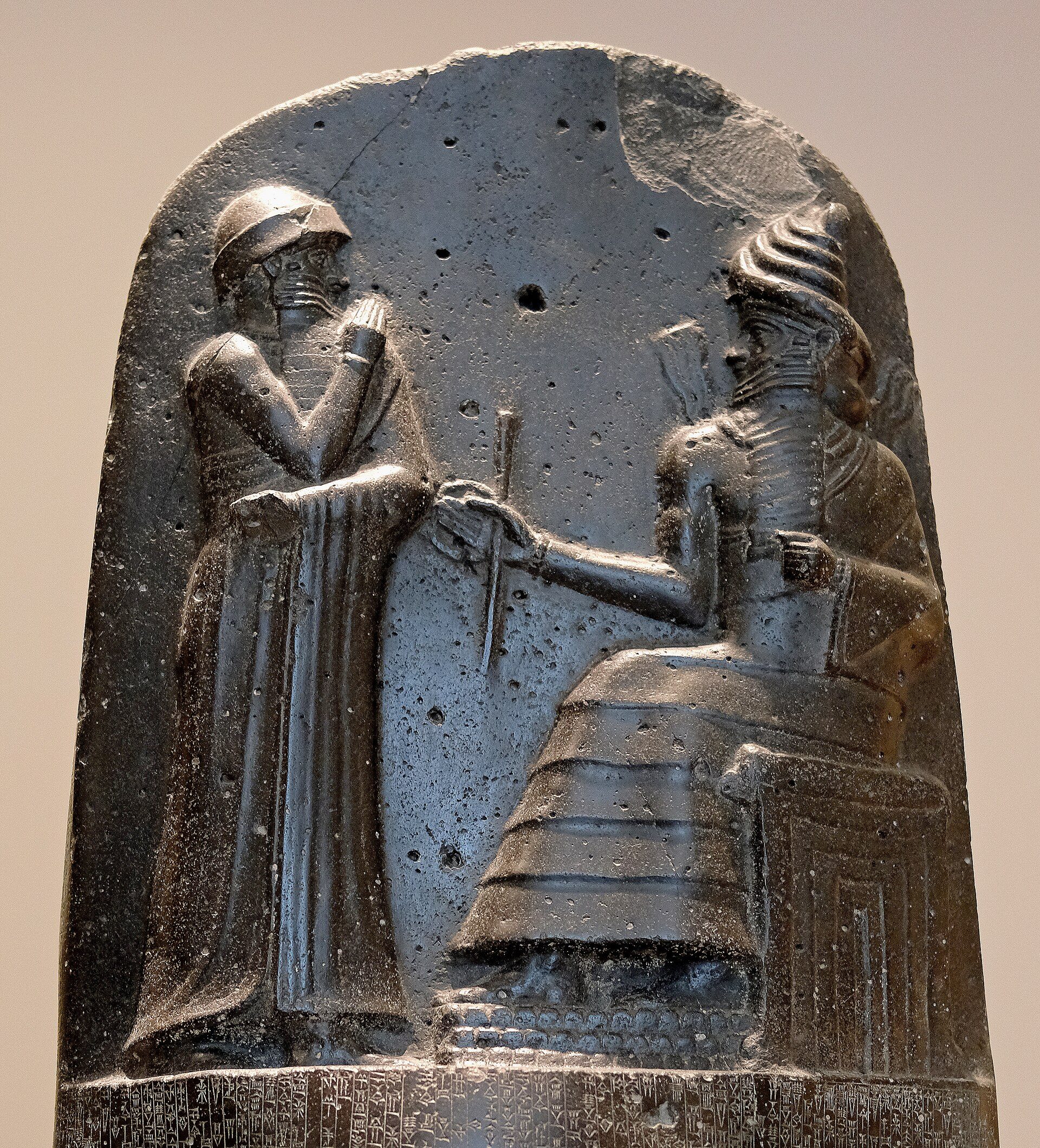 Shamash con la corona a corna sulla stele del Codice di Hammurabi