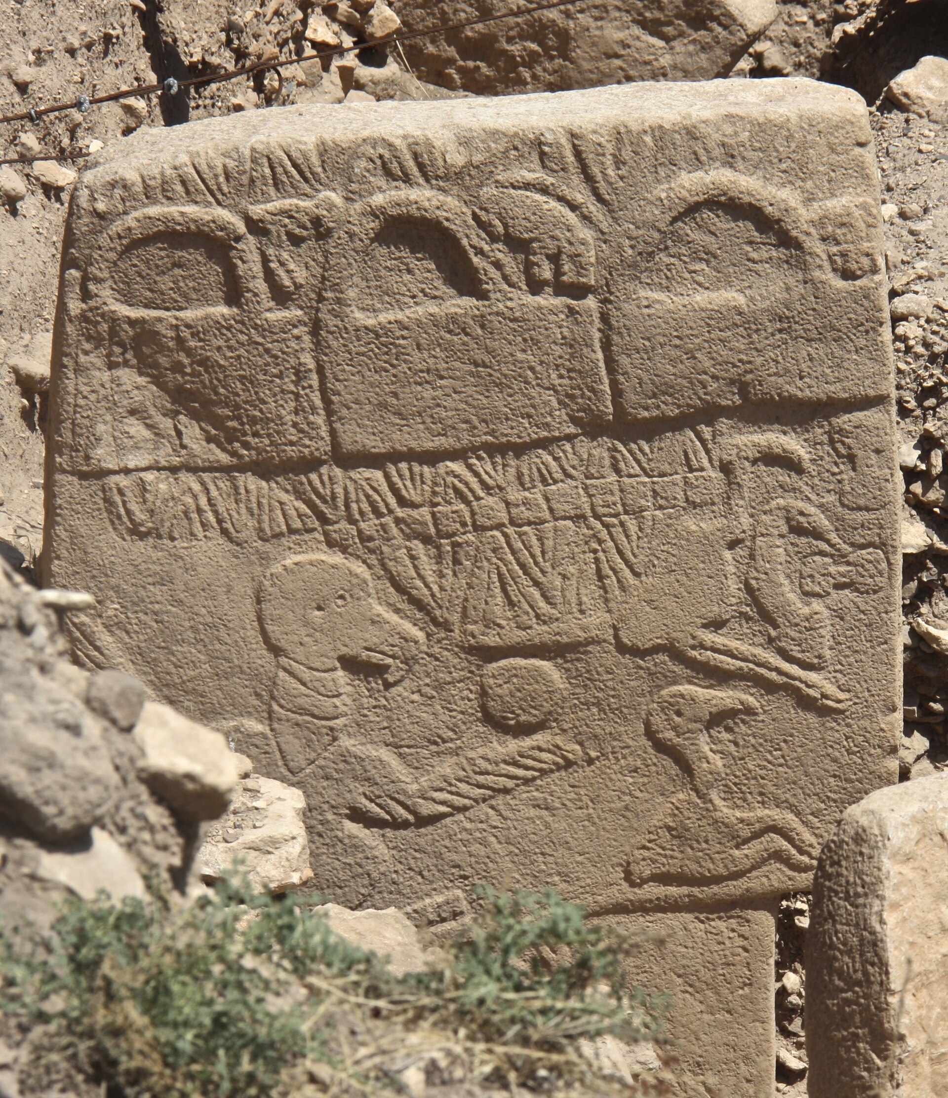 Il Pilastro 43 di Göbekli Tepe, la Pietra dell’avvoltoio, con le tre “borse” scolpite in alto