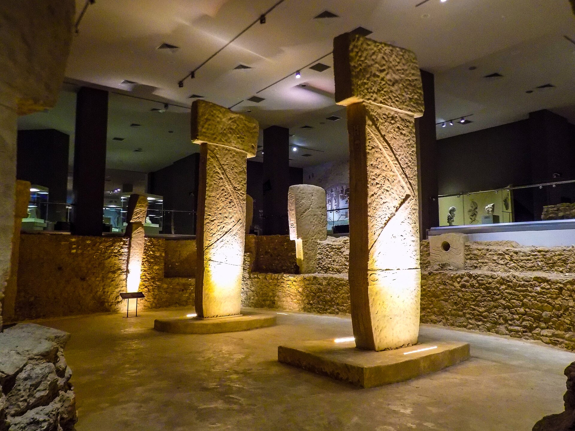 Ricostruzione del Recinto D di Göbekli Tepe con i pilastri a T, Museo di Şanlıurfa