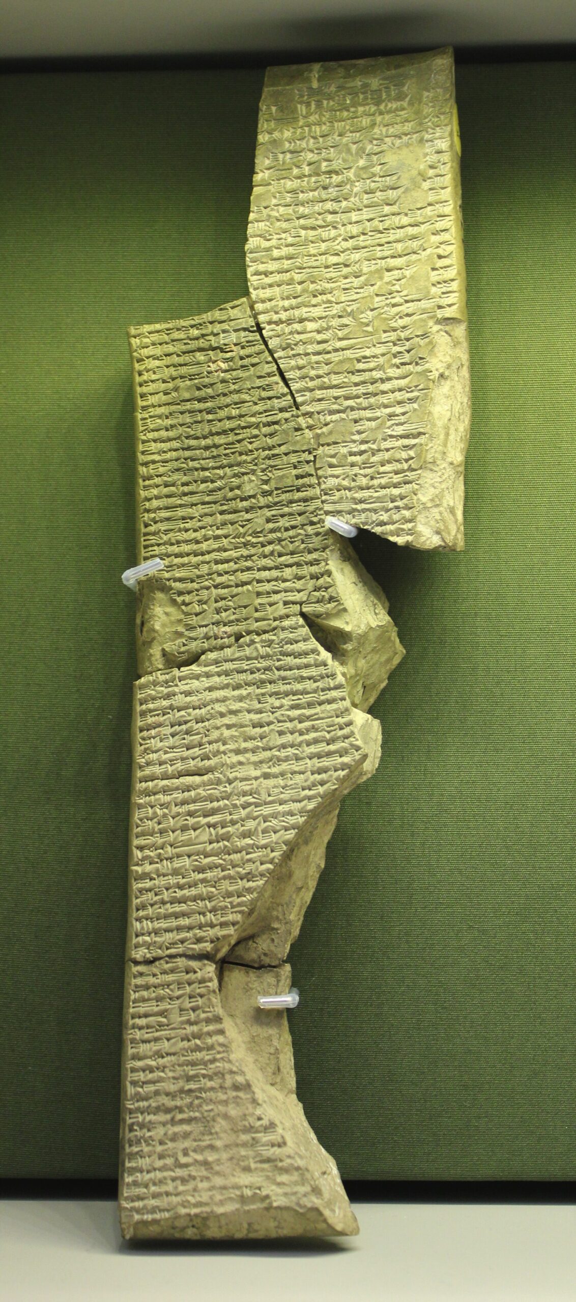 Frammento di tavoletta cuneiforme dell'Enuma Elish dalla biblioteca di Assurbanipal a Ninive